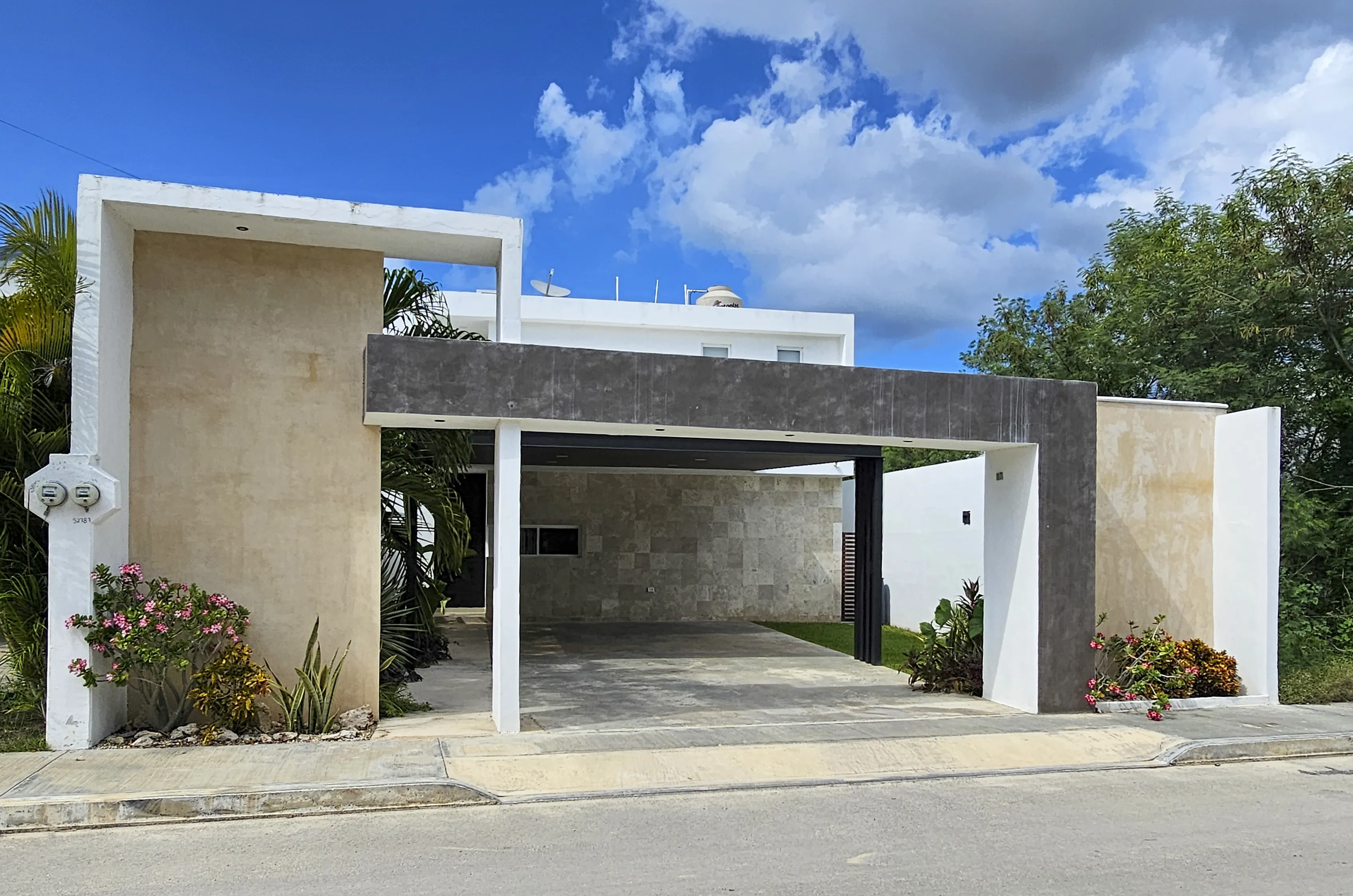 CASA DZITYA 87 EN VENTA CON UNA AMPLIA COCINA, JARDIN Y ALBERCA352.webp